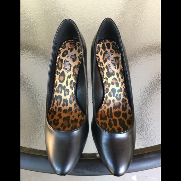 ladies black pumps